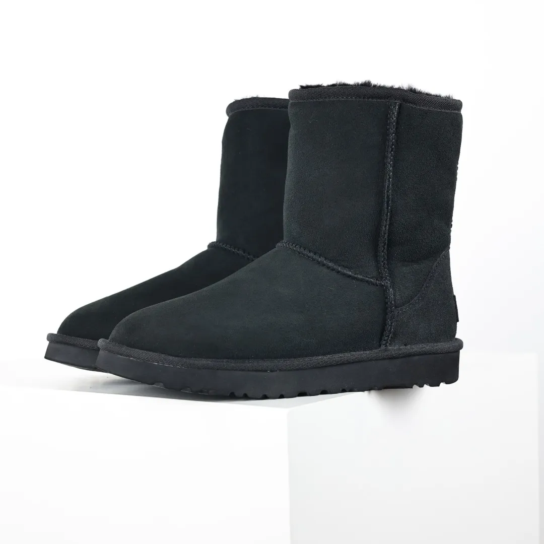 Pick up locally 💰600 Core recommended good price Cashmere insoles are a very suitable choice for keeping warm in winter and at home. In the new year, uug launched a series of styles, which are partially geared towards the preferences of young consumers and have also moved to the forefront of fashion trends. Shoe body material Water-repellent coated suede upper 17mm UGGPURE™ implanted wool insole Lightweight non-slip comfortable rubber outsole With brand LOGO Trademark Comes with a full set of packaging Size: 35 36 37 38 39 40